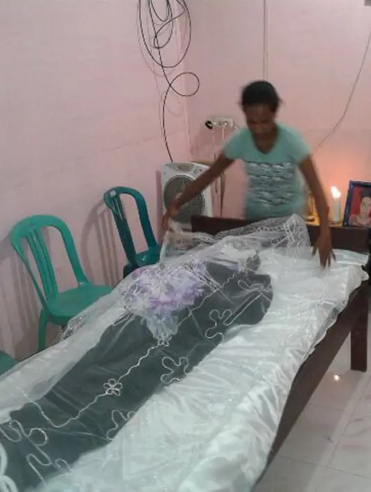 Komedian Ade Juwita akan dimakamkan pada Senin 9 November 2015. Saat ini jenazah disemayamkan di rumah keluarga mereka di Sorong, Papua.  (Bintang Pictures)