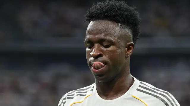 Pemain Real Madrid, Vinicius Junior, bereaksi saat pertandingan La Liga melawan Espanyol di Stadion Santiago Bernabeu, Madrid, Spanyol, Sabtu, 20 September 2025. (AP Photo/Manu Fernandez)