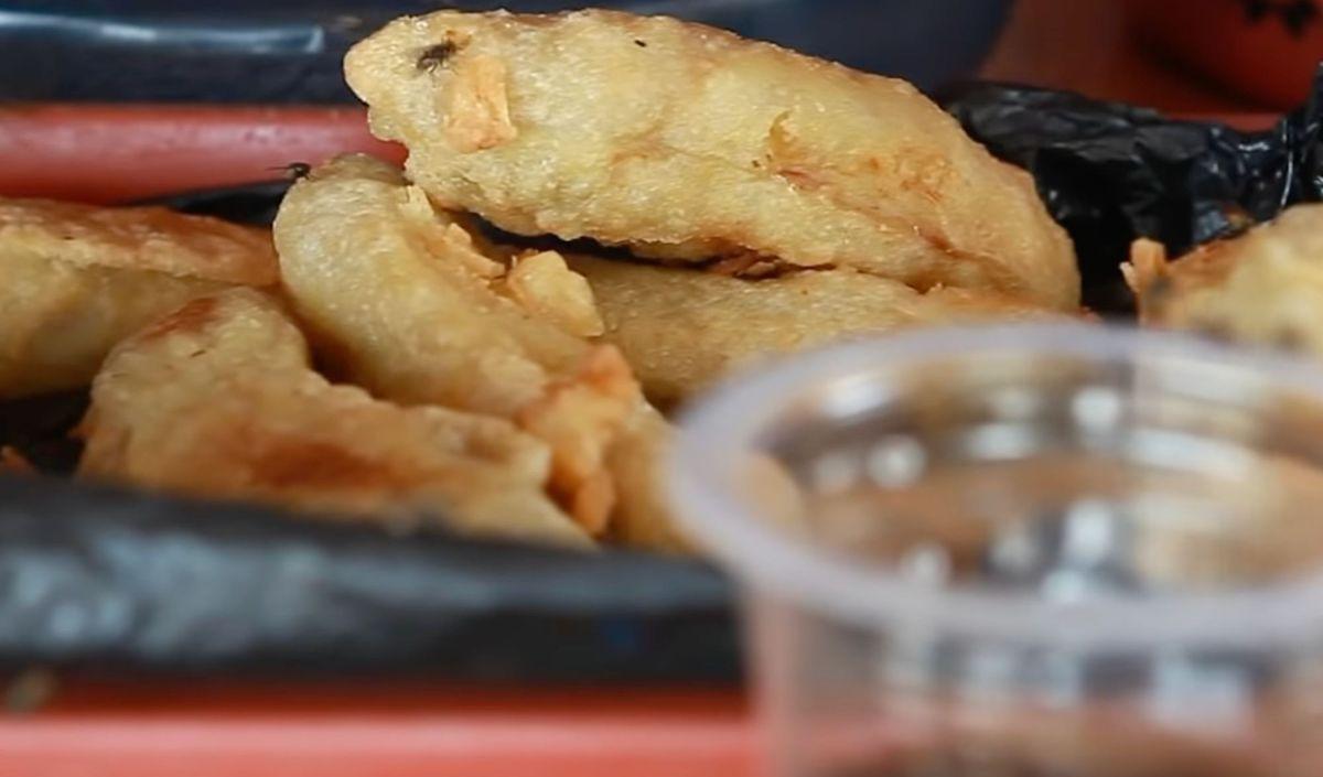 Untuk memenuhi kebutuhan pemulung di sana, Yulianti menyediakan kopi, gorengan, es, mie hingga makan siang.