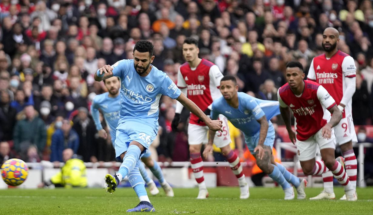 Keputusan pun diambil dan Manchester City memperoleh tendangan penalti. Riyad Mahrez yang menjadi eksekutor mampu menjalankan tugas dengan baik dan mengubah skor menjadi 1-1. (AP/Matt Dunham)
