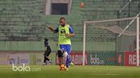 Pemain Persib Bandung, Willie Overtoom saat berlatih di Stadion Manahan, Solo. Jumat (24/2/2017). (Bola.com/Nicklas Hanoatubun)