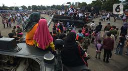 Warga naik tank berkeliling  di lapangan Marinir Cilandak, Jakarta, Selasa (15/11/2022). Kegiatan ini dilakukan dalam rangka peringatan HUT Ke-77 Korps Marinir dibuka untuk warga mencoba berkeliling markas Marinir. (merdeka.com/Imam Buhori)