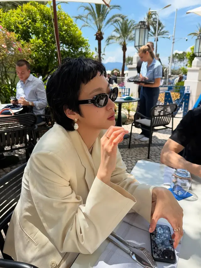 Gaya Rebel Stylish Kim Go Eun Jadi Human Chanel Keliling Italia, Tak Ragu Pamer Wajah Polos Tanpa Makeup