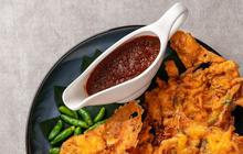 Warga Asli Timor Leste, Serda Ino Jago Ngulek Bikin Sambal Siapkan Makan Malam Untuk Mayjen Kunto Arief