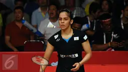 Pebulutangkis India, Saina Nehwal mengambil shuttle cock saat laga melawan Carolina Marin (Spanyol) di final Total BWF World Championships 2015 di Jakarta, Minggu (16/8/2015). Saina kalah16-21. 19-21. (Liputan6.com/Helmi Fithriansyah)