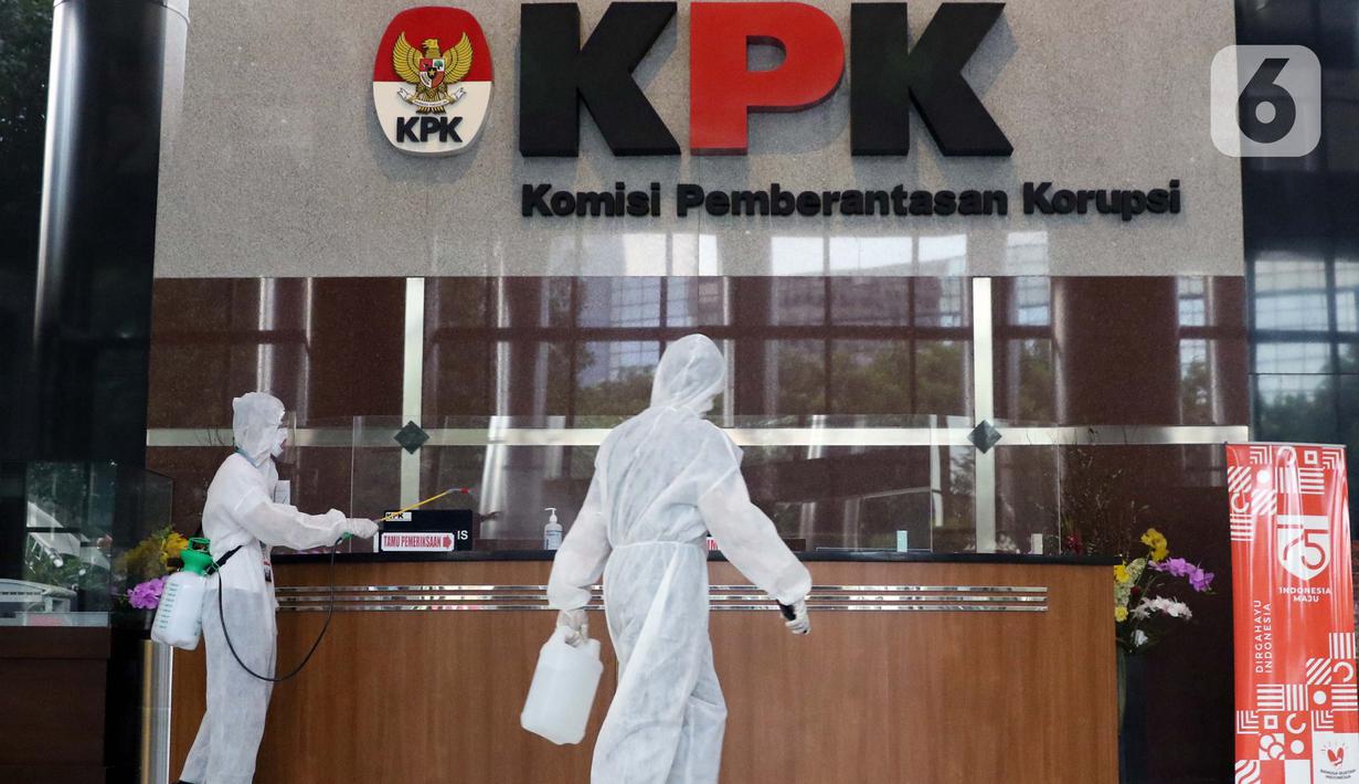 Petugas menyemprotkan cairan disinfektan di Gedung KPK, Jakarta, Selasa (22/9/2020). Penyemprotan dilakukan secara rutin untuk mengantisipasi serta menekan penyebaran virus COVID-19 menyusul temuan sedikitnya 21 kantor kementerian/lembaga yang menjadi klaster baru. (Liputan6.com/Helmi Fithriansyah)
