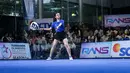 Selebritas Indonesia, Michele Joan berusaha mengembalikan bola ke lawan dalam laga semifinal ganda putri padel Turnamen Olahraga Selebriti Indonesia (TOSI) Season 4 di GOR UNJ, Jakarta, Minggu (02/11/2025). (Bola.com/Bagakara Lazuardi)
