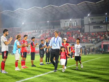 Guard of honor diberikan pemain dan ofisial Bali United kepada Stefano Cugurra usai pertandingan menghadapi Madura United di Stadion Kapten I Wayan Dipta pada Sabtu malam (17/5/2025). (Bola.com/Alit Binawan)