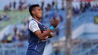 Rivaldi Bawuo menyumbangkan gol saat Arema menang telak melawan Bhayangkara FC di Stadion Kanjuruhan, Malang, Selasa (22/5/2018). (Bola.com/Iwan Setiawan)