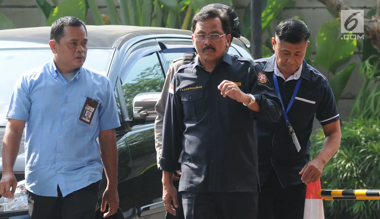 Gubernur Kepulauan Riau (Kepri) Nurdin Basirun (kanan) dengan kawalan petugas tiba di Gedung KPK, Jakarta, Kamis (11/7/2019). Nurdin terjaring operasi tangkap tangan (OTT) KPK pada Rabu (10/7) dengan barang bukti uang SGD 6 ribu yang diduga suap izin rencana reklamasi. (merdeka.com/Dwi Narwoko)