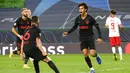 Gelandang Atletico Madrid, Joao Felix (kanan) berselebrasi setelah mencetak gol dari titik penalti ke gawang RB Leipzig pada perempat final Liga Champions di stadion Jose Alvalade di Lisbon, Portugal, Kamis, (13/8/2020). RB Leipzig menang tipis 2-1 dan melaju ke semifinal. (Lluis Gene/Pool Photo via