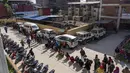 Warga Nepal mengantre untuk mendapatkan vaksinasi virus corona di sebuah rumah sakit di Kathmandu,  Rabu (19/1/2022). Kasus harian covid-19 bertambah 4.961 pada Senin, 17 Januari, lonjakan terbesar dalam lebih dari enam bulan. (AP Photo/Niranjan Shrestha)