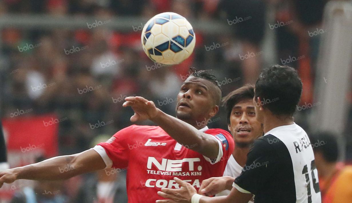 Pemain Persija Jakarta, Patrick Da Silva, berebut bola dengan pemain PSM Makassar pada laga Trofeo Persija di Stadion Utama Gelora Bung Karno, Jakarta, Sabtu (9/4/2016). (Bola.com/Nicklas Hanoatubun)