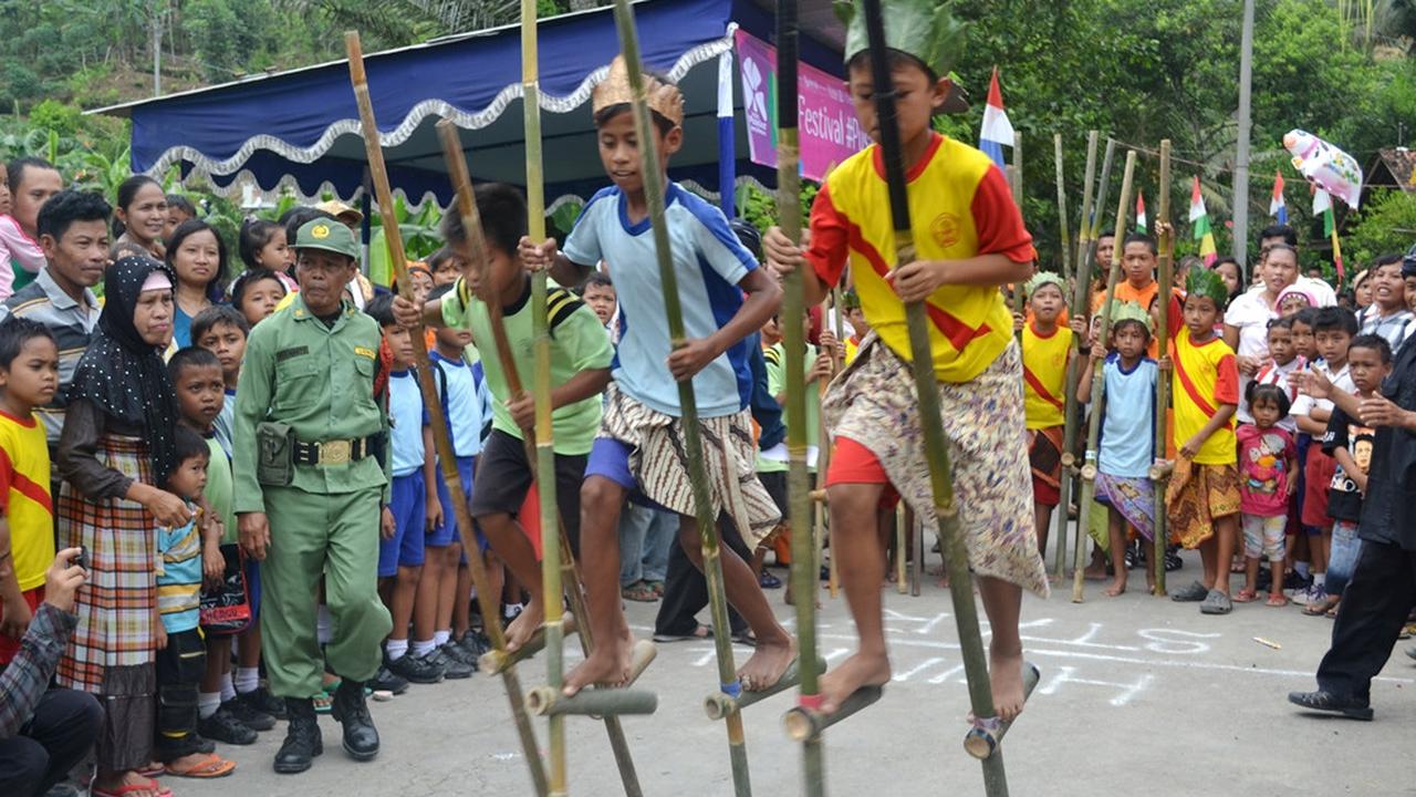 Egrang, permainan tradisional yang melatih ketangkasan kini nyaris punah. (Foto: Liputan6.com/Muhamad Ridlo)