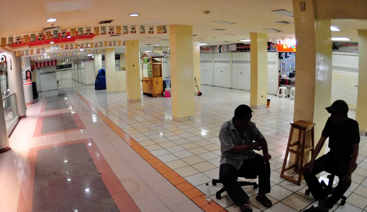 Suasana pertokoan yang ada di Pasar Baru, Jakarta, terlihat lengang, (30/7/2014). (Liputan6.com/Faizal Fanani)