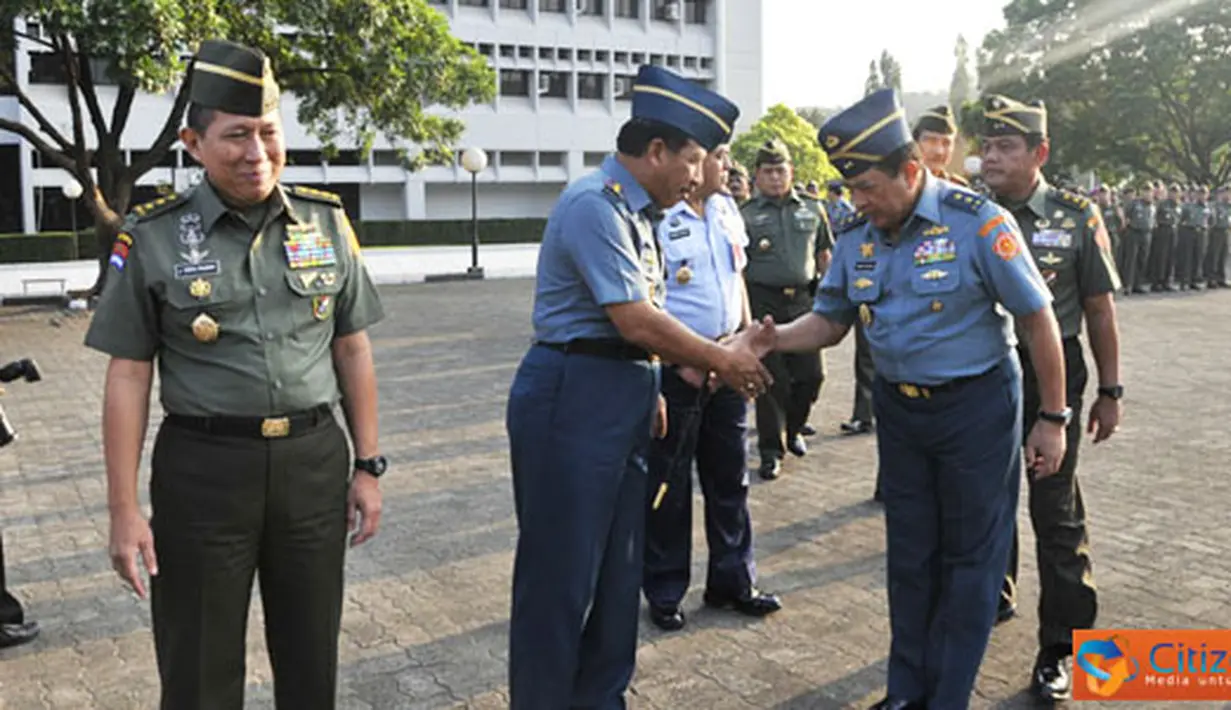 Citizen6, Jakarta: Panglima TNI Agus Suhartono usai melaksanakan apel pagi, mengadakan acara halal-bihalal bertempat di lapangan apel Mabes TNI, Cilangkap, Jakarta Timur, Selasa (6/9). (Pengirim: Badarudin Bakri)