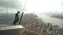 Anissa Barbato menikmati cakralawa kota New York dari Edge, dek langit tertinggi di luar ruangan di Western Hemisphere saat dibuka kembali, Rabu (2/9/2020). Dek pengamatan tertinggi di belahan bumi bagian barat itu menawarkan pemandangan 360 derajat langit ikonik kota New York (TIMOTHY A. CLARY/AFP)