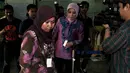 Kedatangan Eli Halimah untuk menjenguk suaminya yang ditangkap KPK karena kasus dugaan suap konversi lahan Bogor-Puncak-Cianjur (Bopunjur), Jakarta, Jumat (9/5/2014) (Liputan6.com/Johan Tallo)
