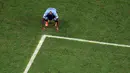 Pemain depan Timnas Uruguay, Abel Hernandez, tertunduk usai kalah 0-2 dari Kolombia di babak 16 besar Piala Dunia 2014 di Stadion Maracana, Rio de Janeiro, (29/6/2014). (REUTERS/Felipe Dana)