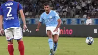 Gelandang Manchester City, Rodri melepaskan tendangan saat menghadapi Yokohama Marinos pada laga uji coba pramusim 2023/2024 di Tokyo, Jepang (23/7/2023). (AP Photo/Shuji Kajiyama)