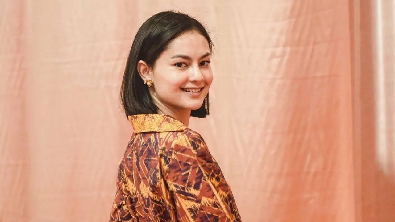 8 Gaya Clara Bernadeth Penuh Pesona Kenakan Kebaya dan Kain Nusantara