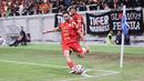 Pemain Persija Jakarta, Jean Mota ketika mengambil tendangan sudut saat timnya menghadapi PSM Makassar pada pekan ke-22 BRI Super League 2025/2026 yang berlangsung di Jakarta International Stadium (JIS), Jumat (20/2/2026) malam WIB. (Bola.com/Abdul Aziz)