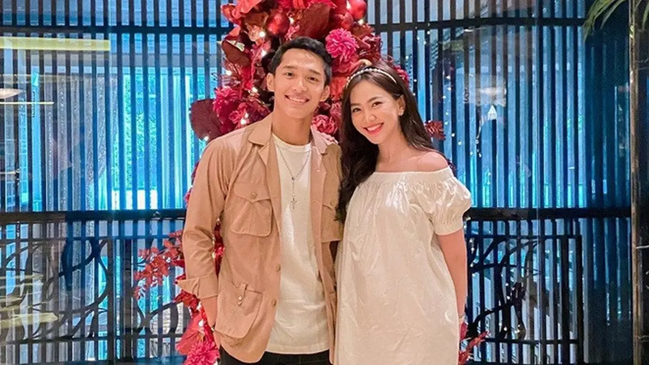 6 Potret Shania Eks JKT48 dan Jonatan Christie Dinner Natal Bersama, Curi Perhatian