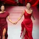 Jennifer Bachdim dan Patricia Gouw melangkah percaya diri di panggung POND’S Age Miracle Runway. Masing-masing tampil memesonadalam balutan koleksi Memento dari Hian Tjen for Josephine Anni.