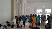 Ribuan ASN Batam dikerahkan bersihkan Masjid kebanggaan warga Batam. (foto: Liputan6.com/ajang nurdin)