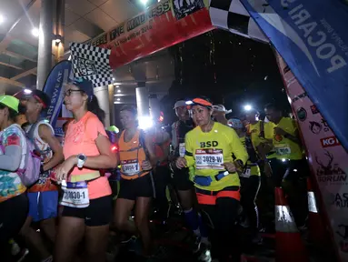 Peserta mulai berlari dalam Jakarta Ultra 100K, Sabtu (12/11). Kegiatan lari tahunan yang telah digelar pada 2011 dibagi dalam empat ruas atau etape. (Liputan6.com/Fery Pradolo)