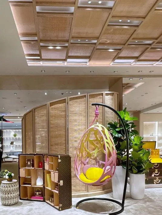 Jangan lewatkan Cocoon karya Campana Brothers, wajib untuk diintip. Dikenal karena pendekatan visioner terhadap desain, Fernando dan Humberto Campana memadukan teknologi canggih dengan warisan kerajinan kulit Louis Vuitton dalam koleksi Cocoon for the Objets Nomades. Cangkang fiberglass berlubang halus dilapisi dengan kulit anak sapi, halus di bagian luar dan berlapis di bagian dalam. Bantalan berbentuk khusus menjadikan kursi ini tempat peristirahatan yang memanjakan dan menyejukkan, tempat yang sempurna untuk bersantai sepanjang hari.  / Foto dok: Louis Vuitton.