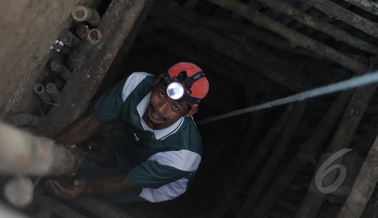 Tanpa mengenal rasa takut, para penambang ini memasuki sumur yang kedalamannya bisa mencapai 20 meter, Banten, Selasa (14/4/2015). Hanya berbekal alat seadanya mereka berusaha mendapatkan batu dengan kualitas terbaik. (Liputan6.com/Johan Tallo) 
