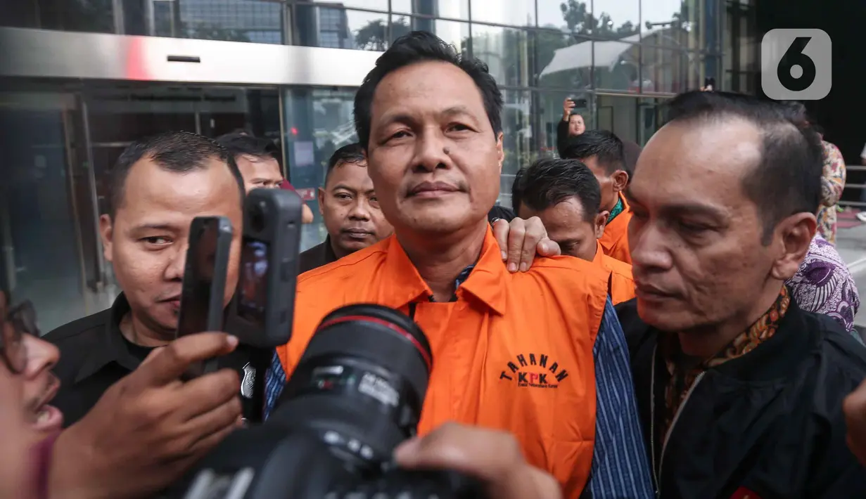 Bupati Muara Enim, Edison, berjalan meninggalkan gedung Merah Putih Komisi Pemberantasan Korupsi (KPK) usai menjalani pemeriksaan, Jakarta, Selasa (9/6/2026). (Liputan6.com/Helmi Fithriansyah)