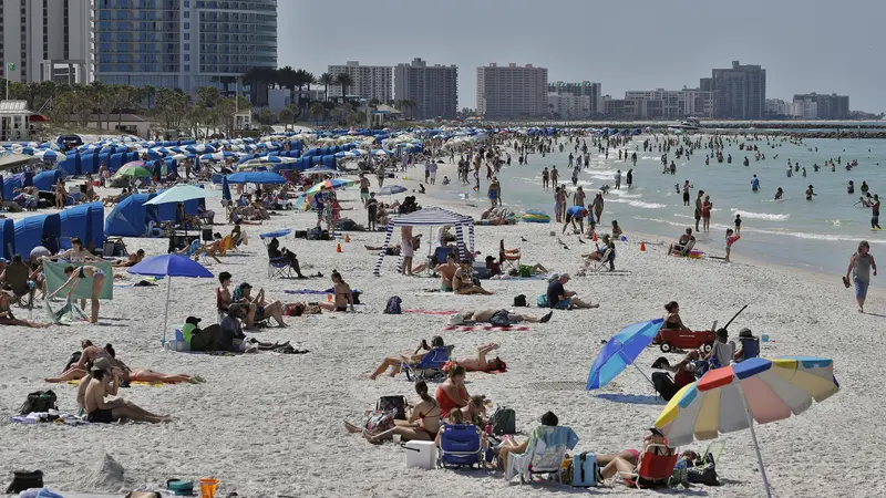 100 Orang Tewas Akibat COVID-19 di AS, Pantai Florida Tetap Ramai