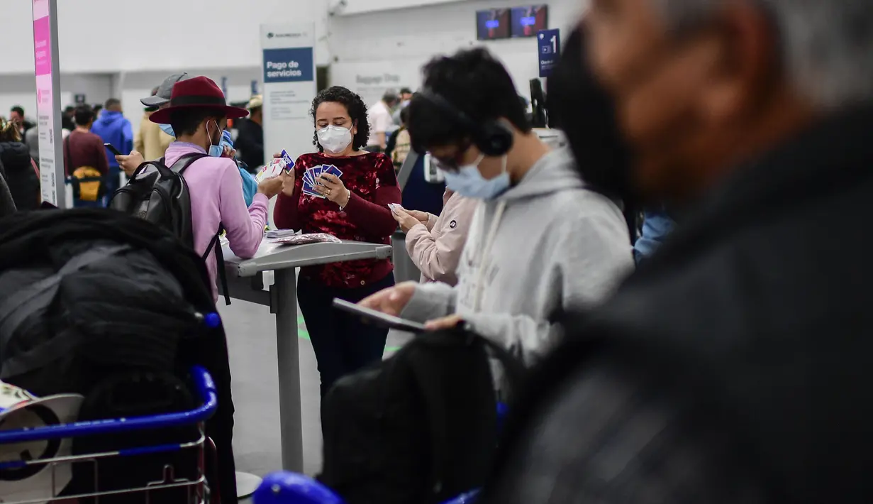 Penumpang Aeromexico menunggu penerbangan usai 70 lebih pilot dinyatakan positif Covid-19 di bandara internasional Benito Juarez, Mexico City, Jumat (8/1/2022). Meksiko mencatat 28.023 infeksi baru pada Jumat, tertinggi kedua sejak pandemi dengan total lebih dari empat juta kasus. (PEDRO PARDO/AFP)