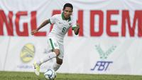 Gelandang Timnas Indonesia, Evan Dimas, menggiring bola saat melawan Timor Leste pada laga SEA Games di Stadion MPS, Selangor, Minggu (20/8/2017). Indonesia menang 1-0 atas Timor Leste. (Bola.com/Vitalis Yogi Trisna)