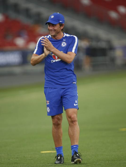 Pelatih Chelsea, Antonio Conte, memimpin langsung sesi latihan di Singapura, Senin (24/7/2017). Chelsea akan bersua Bayern Munchen pada laga International Champions Cup 2017. (EPA/Wallace Woon)