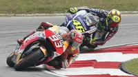 Pebalap Repsol Honda, Marc Marquez, terlibat insiden dengan pebalap Movistar Yamaha, Valentino Rossi, di MotoGP Malaysia, Minggu (25/10/2015). (Reuters/Olivia Harris)