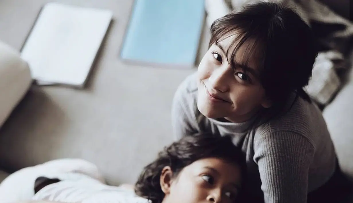Setelah sukses membintangi film Dilan, Zara kemudian ikut berperan dalam film Keluarga Cemara bersama Ringgo Agus Rahman dan Nirina Zubir. (Liputan6.com/IG/jkt48.zara)