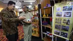 Manager Hubungan Daerah & CSR PT HM Sampoerna Tbk, Arief Triastika (kiri) didampingi Didik Djoenaedi meninjau produk unggulan pelaku UKM binaan Pusat Pelatihan Kewirausahaan (PPK) Sampoerna di Jakarta, Selasa (18/12). (Liputan6.com/HO/Ading)
