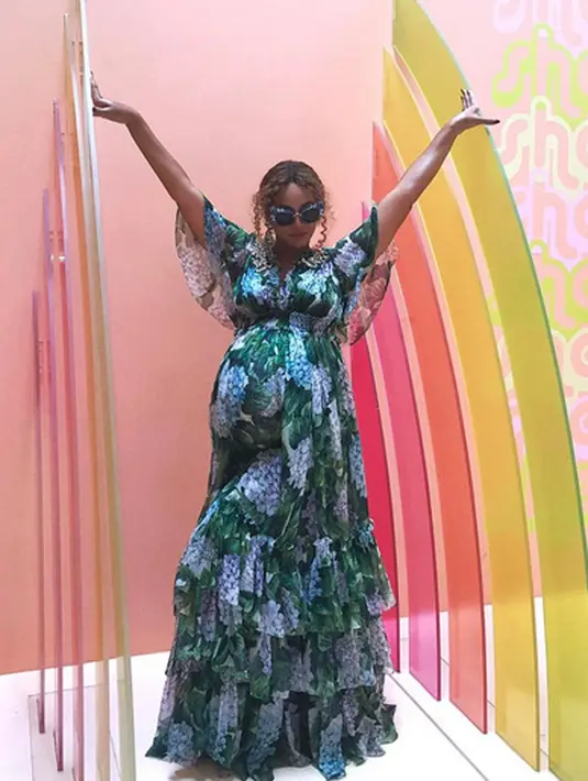 Selain itu sumber juga mengatakan bahwa ini merupakan wujud usaha mereka selama beberapa tahun yang menginginkan anak lagi. Tentu saja hal ini sangat membahagiakan pasangan suami-istri beserta anak perempuannya. (Instagram/Beyonce)