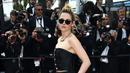 Kristen Stewart berpose untuk fotografer setibanya pada pemutaran perdana film The Innocent di Festival Film Cannes, Prancis, 24 Mei 2022. (Photo by Joel C Ryan/Invision/AP)