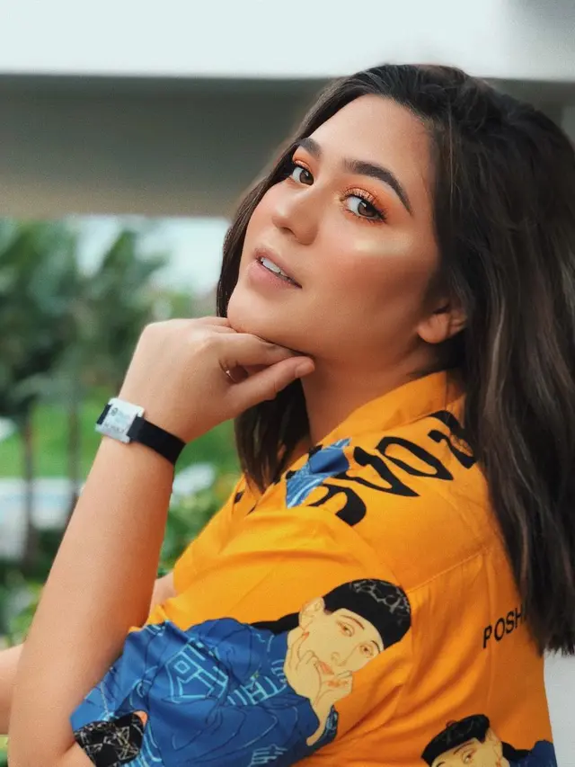 [Bintang] Super Fresh, Begini Dandanan Sarah Ayu yang Segar Seperti Jeruk