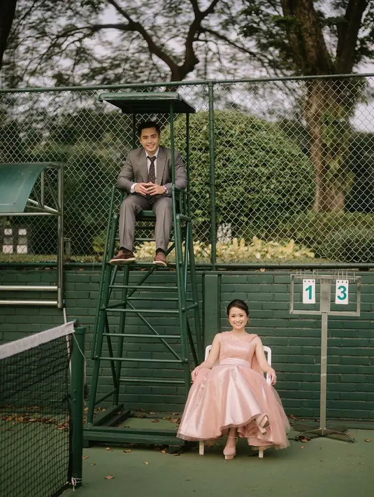 Ia pun melengkapi tampilannya dengan dasi berwarna gelap [@gritteagatha]