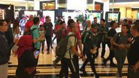 Pemain Timnas Indonesia tetap mendapat dukungan menjelang laga kontra Filipina. Suporter menyambangi Hotel Sultan saat pemain menuju ke SUGBK, Minggu (25/11/2018). (Bola.com/Benediktus Gerendo Pradigdo)