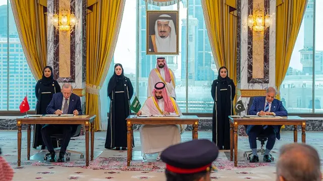 Dari kiri, Presiden Turki Recep Tayyip Erdogan, Putra Mahkota Arab Saudi Mohammed bin Salman, dan Perdana Menteri Pakistan Shehbaz Sharif menandatangani perjanjian pertahanan trilateral di Mekkah, Arab Saudi, Jumat (7/8/2026).