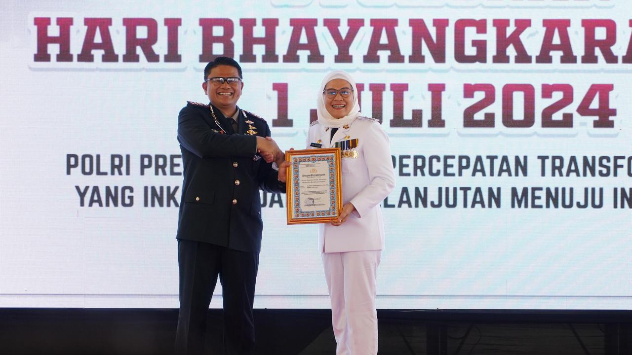 Kapolres Indramayu, M. Fahri Siregar, memberikan penghargaan kepada Bupati Nina Agustina (Istimewa)