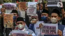 Dalam aksinya, para guru agama ini juga membawa sejumlah plamflet bertuliskan desakan mereka. (Liputan6.com/Herman Zakharia)