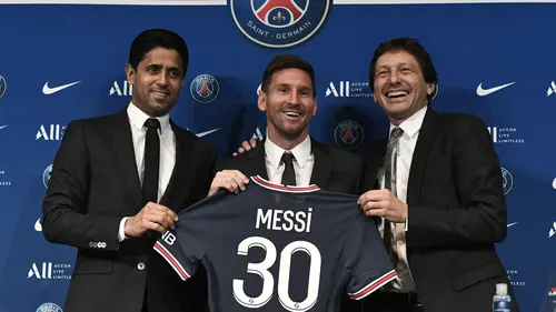 Presiden Paris Saint-Germain (PSG) Nasser Al-Khelaifi (kiri) dan Direktur Olahraga PSG Leonardo Nascimento de Araujo (kanan) berpose Lionel Messi selama pers konferensi di stadion Parc des Princes di Paris, Rabu (11/8/2021). (STEPHANE DE SAKUTIN/AFP)