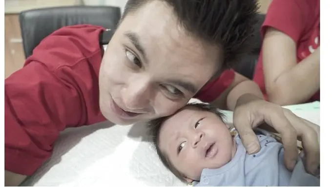 Anak pertama Baim Wong dan Paula Verhoeven lahir pada 27 Desember 2019. Bayi tampan ini diberi nama Kiano Tiger Wong.